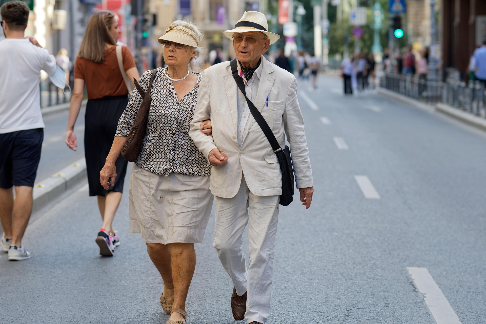 surprising_media-elderly-couple-6602926_1920