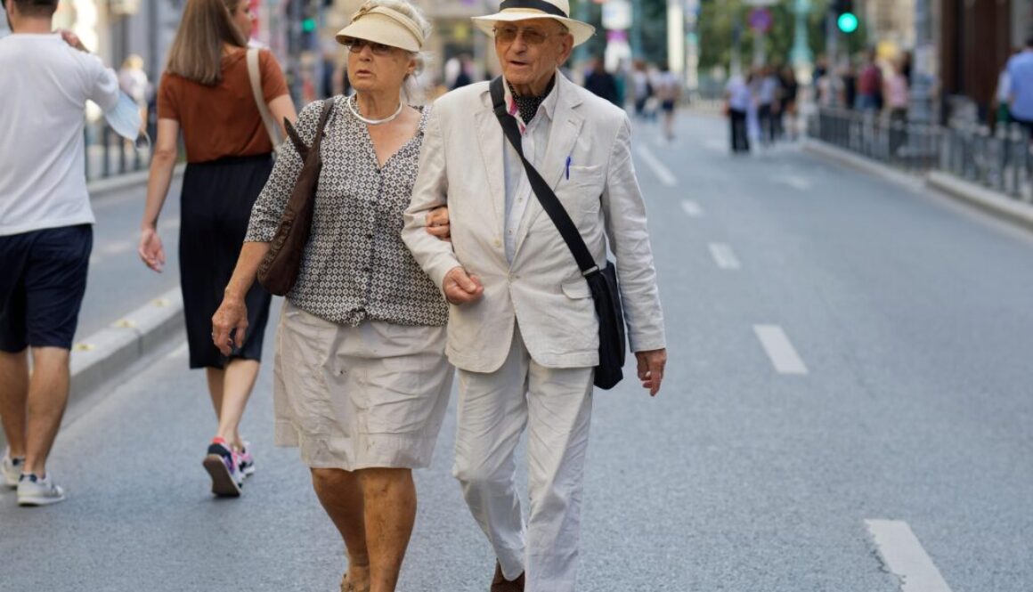 surprising_media-elderly-couple-6602926_1920