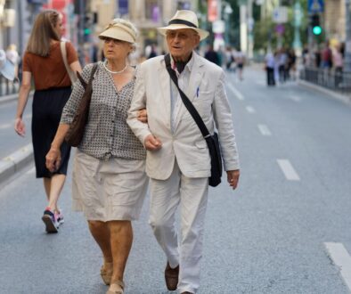 surprising_media-elderly-couple-6602926_1920